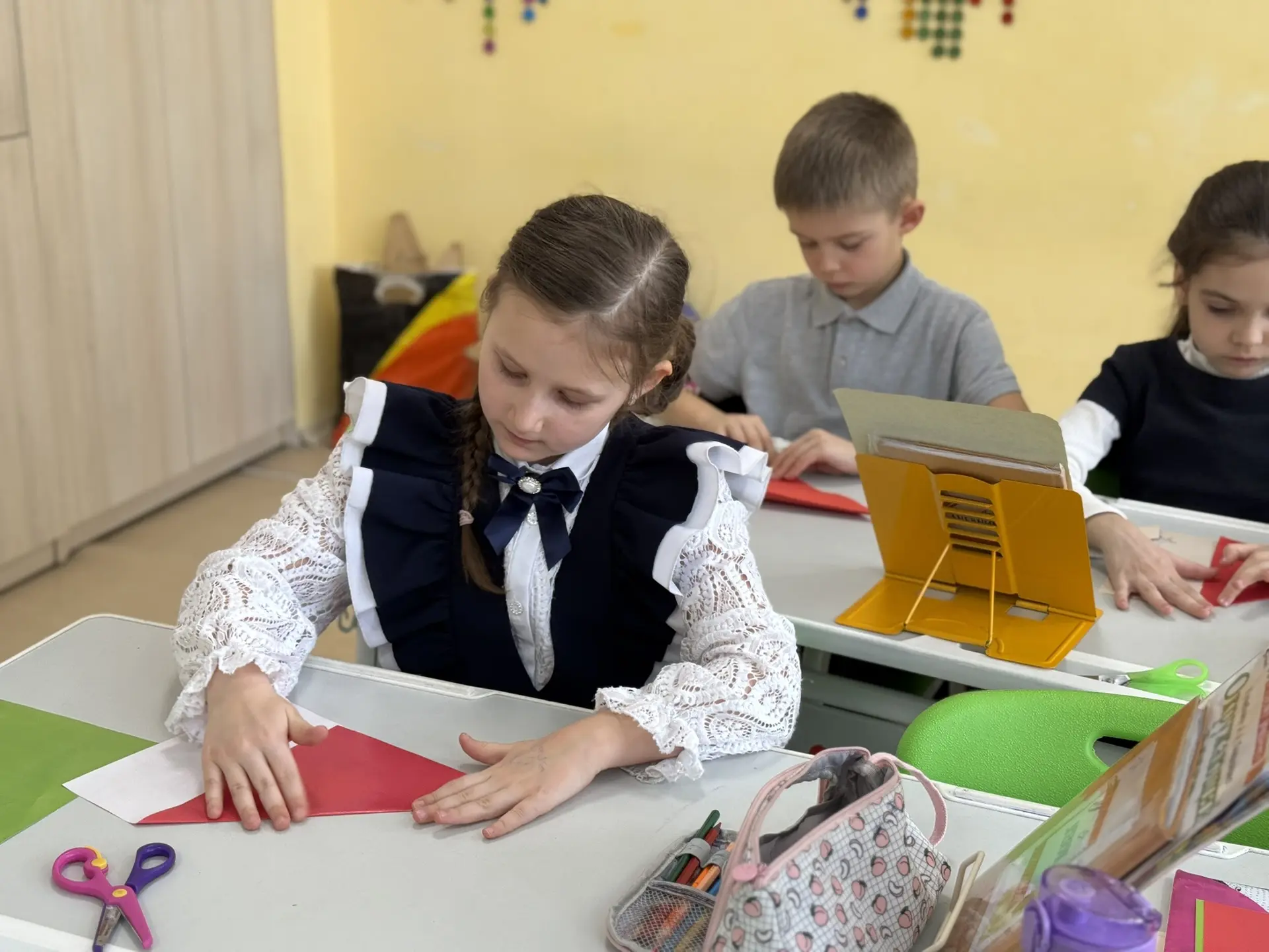 🌹В 1 классе прошла памятная акция «Красный тюльпан», приуроченная ко Дню памяти о россиянах, исполня
