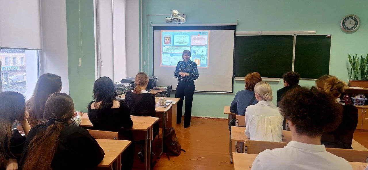 🚨 Месячник безопасности продолжается! 🚨    💻 Ученики 10 "А" познакомились с правилами безопасной раб