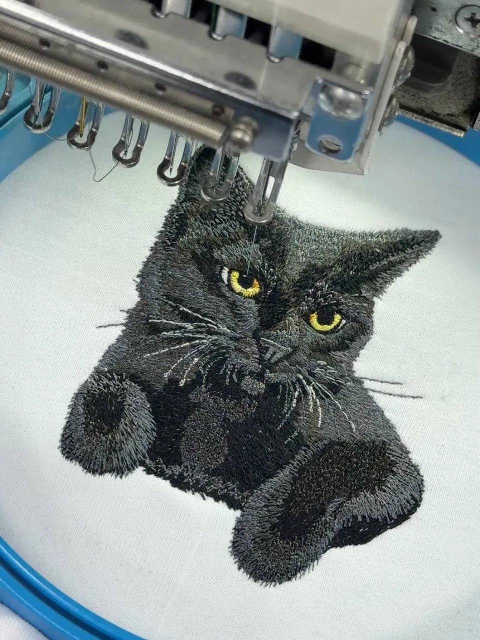 Все любят котиков 🐈🐈‍⬛ И только самые большие их ценители вышивают на футболках 🧵