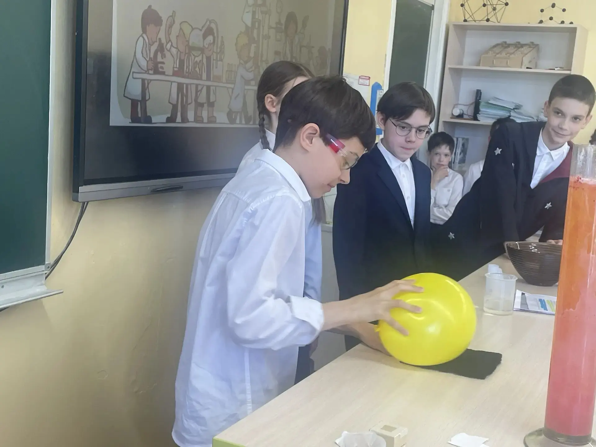 🧪 Физическое шоу — успех на все 100 %! 🧪  5 «Л» класс устроил крутые научные эксперименты для ребят 