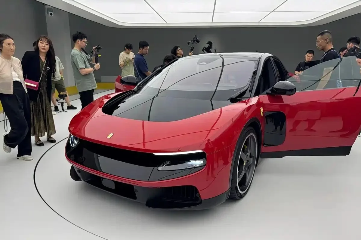 Несмотря на скандальную презентацию, первый в истории электрокар Ferrari распродали быс...