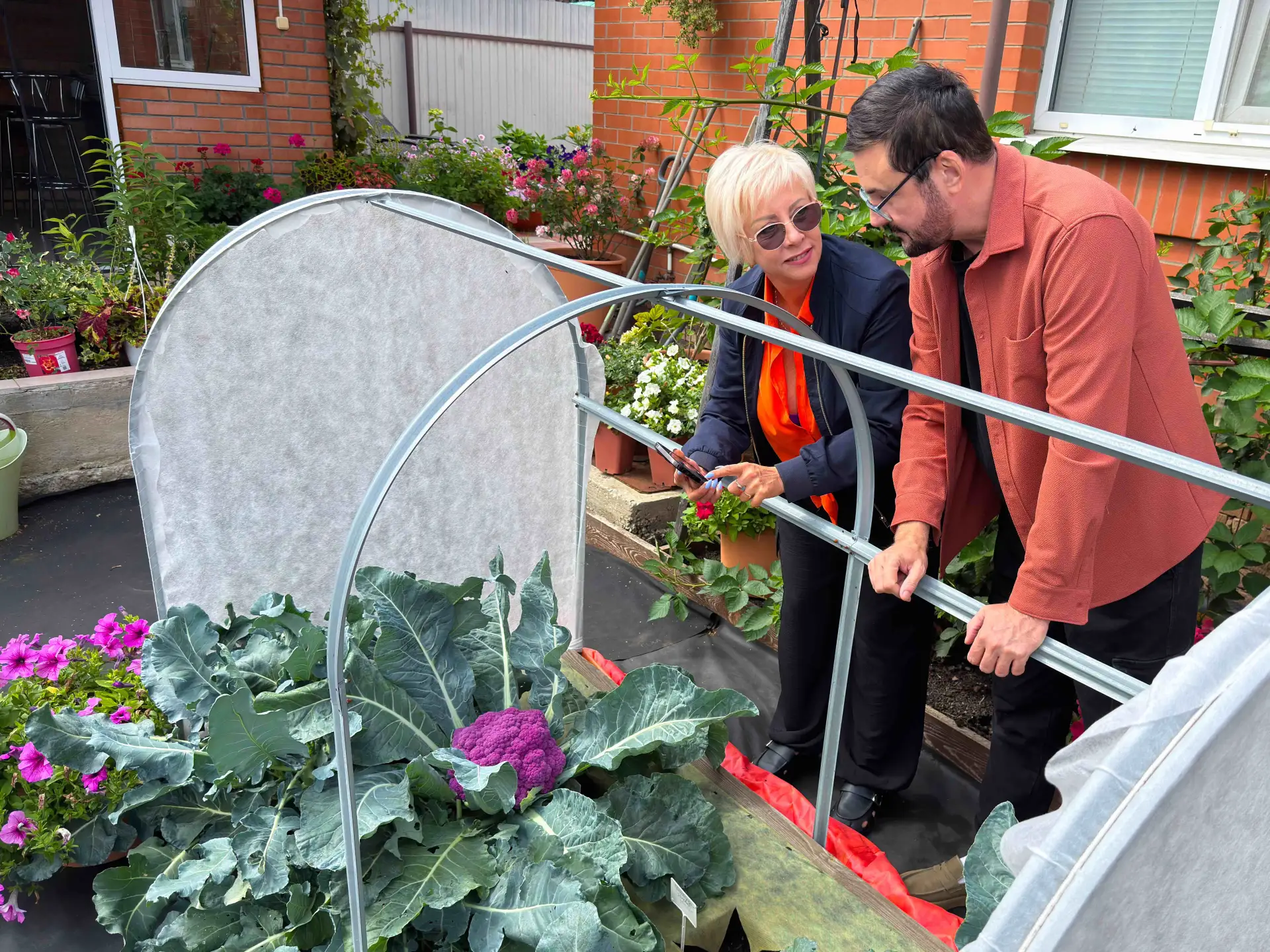 Мы с сестрой знакомы уже 50 лет, но я до сих пор путаюсь, на сколько лет она меня старш...