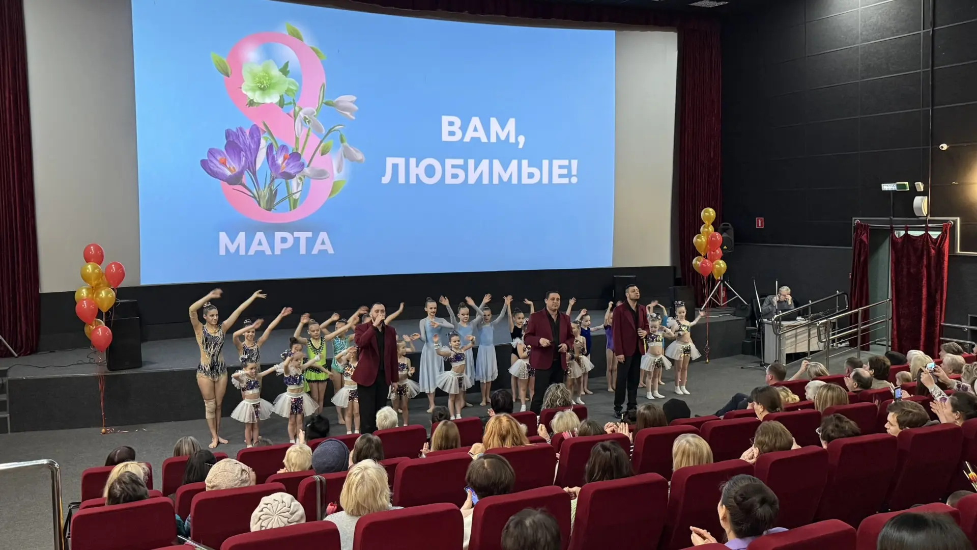 В преддверии 8 Марта в кинотеатре «Заря» прошел праздничный концерт, наполненный музыкой и вдохновен