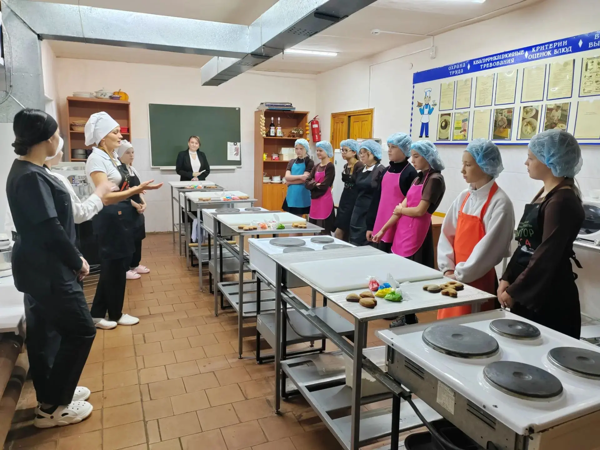 СЕКРЕТЫ ВЫСОКОЙ КУХНИ: ШЕСТИКЛАССНИКИ ПРИМЕНИЛИ РОЛЬ ШЕФ-ПОВАРА