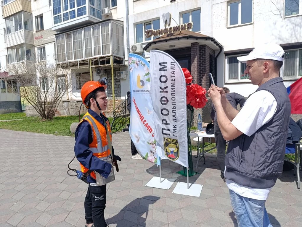 В сквере «Звезда» дальнегорцы отпраздновали «Цветущий Первомай»  Праздничный концерт, посвященный Дн