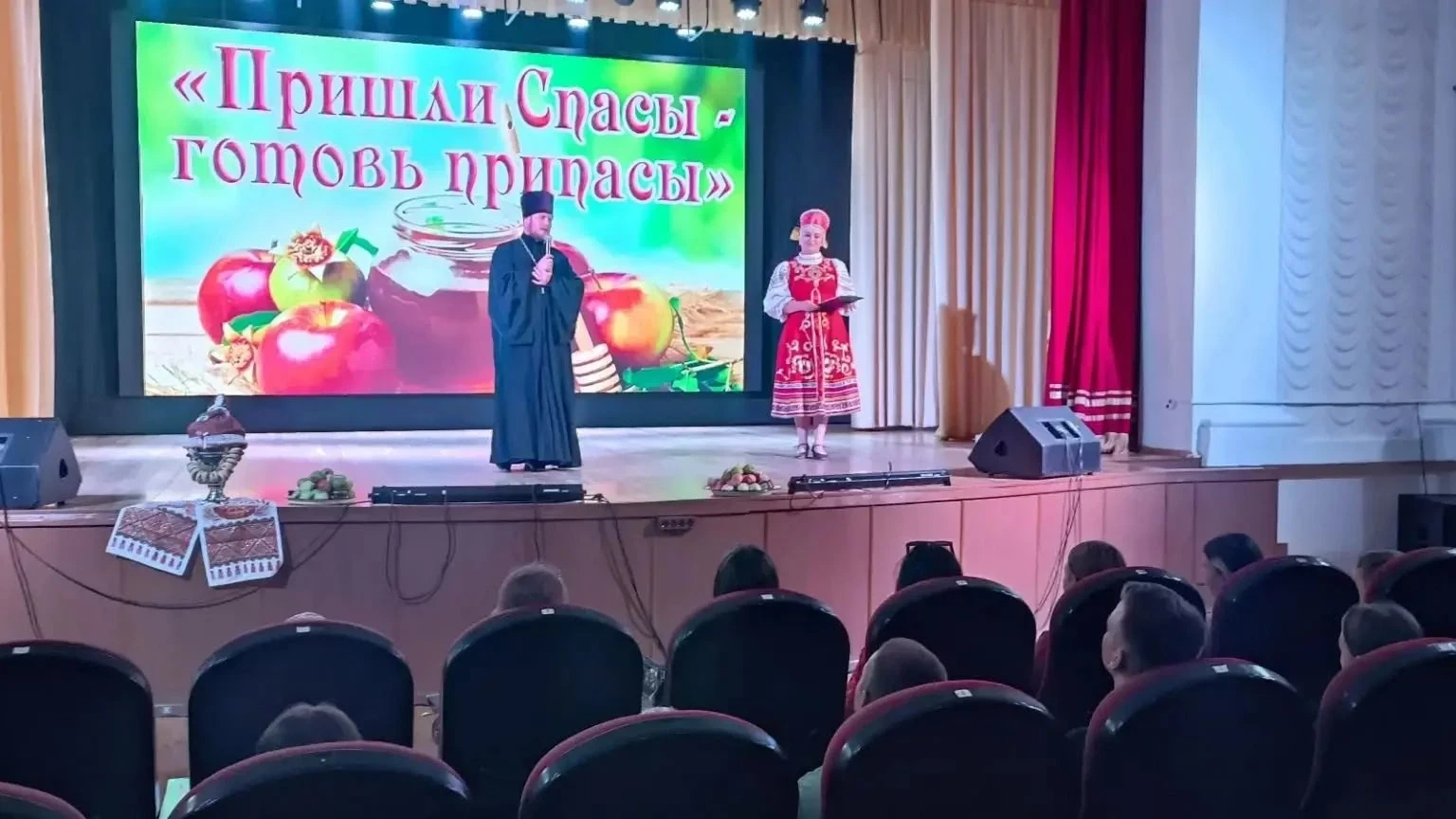 🍯 Мёд, яблоки и орехи — всё это наша традиция! 🥜🍎