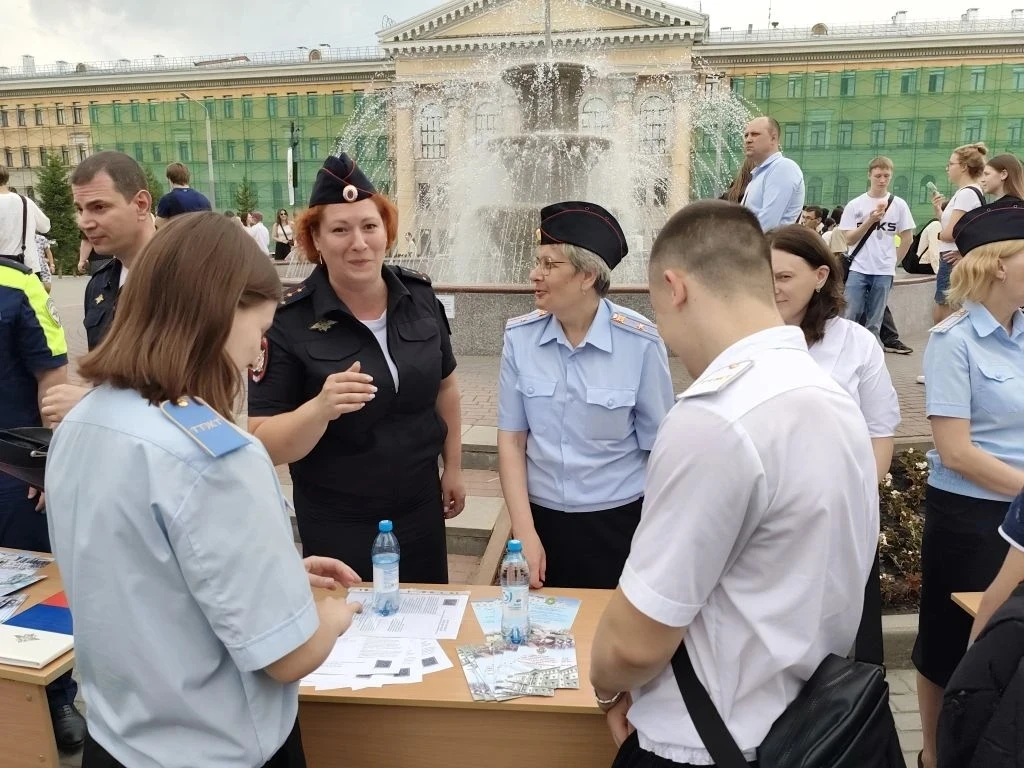 👮 Студенты Томского техникума железнодорожного транспорта посетили акцию «Один день с полицией Росс