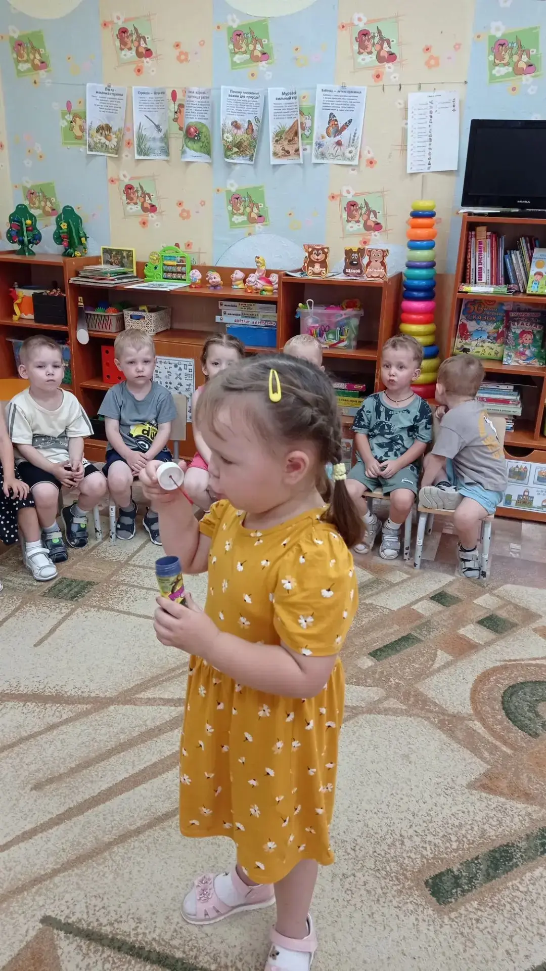 Он нам нужен чтоб дышать , 
Чтобы шарик надувать. 
С нами рядом каждый час, 
Но, невидим он для нас!