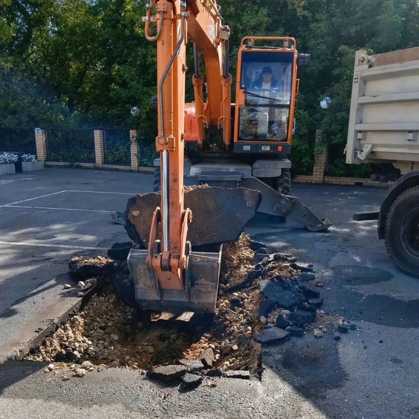 По адресу проспект Музрукова, 4А произошло повреждение холодного водоснабжения. С утра ...