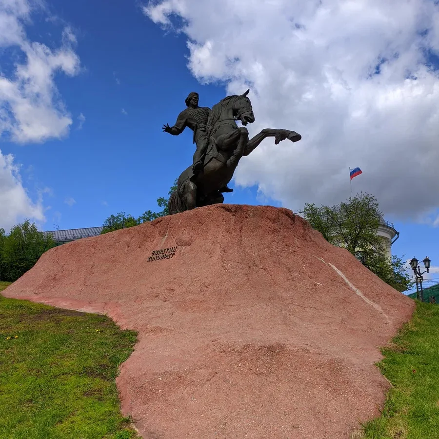 Памятник Евпатию Коловрату

Памятник посвящен легендарному рязанскому воину. Евпатий Коловрат просла