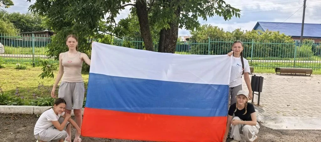 В преддверии Дня Государственного флага Российской Федерации, детский лагерь "Солнышко"...