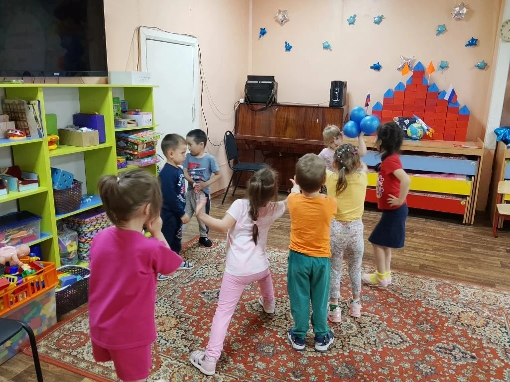 Игры с воздушными шарами всегда приносят детям особый заряд и восторг. Вот и ребята группы "Искорки"