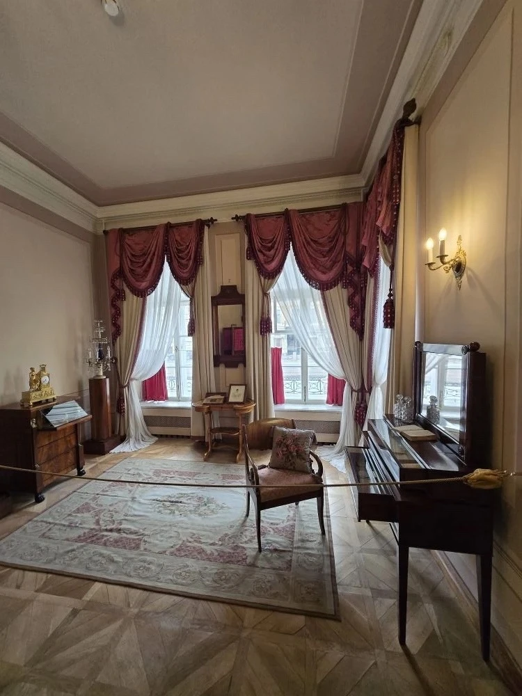 🏛️ Экскурсия 9 «Б» класса в Музей-квартиру А.С. Пушкина на наб. р. Мойки, 12.   Этот адрес знаком ка