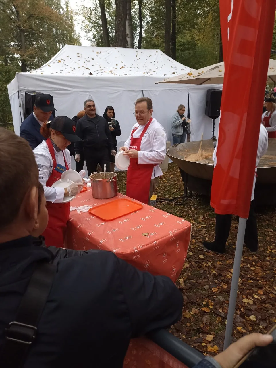 🥘 В Райском саду Джон Уоррен накормил паэльей две тысячи человек