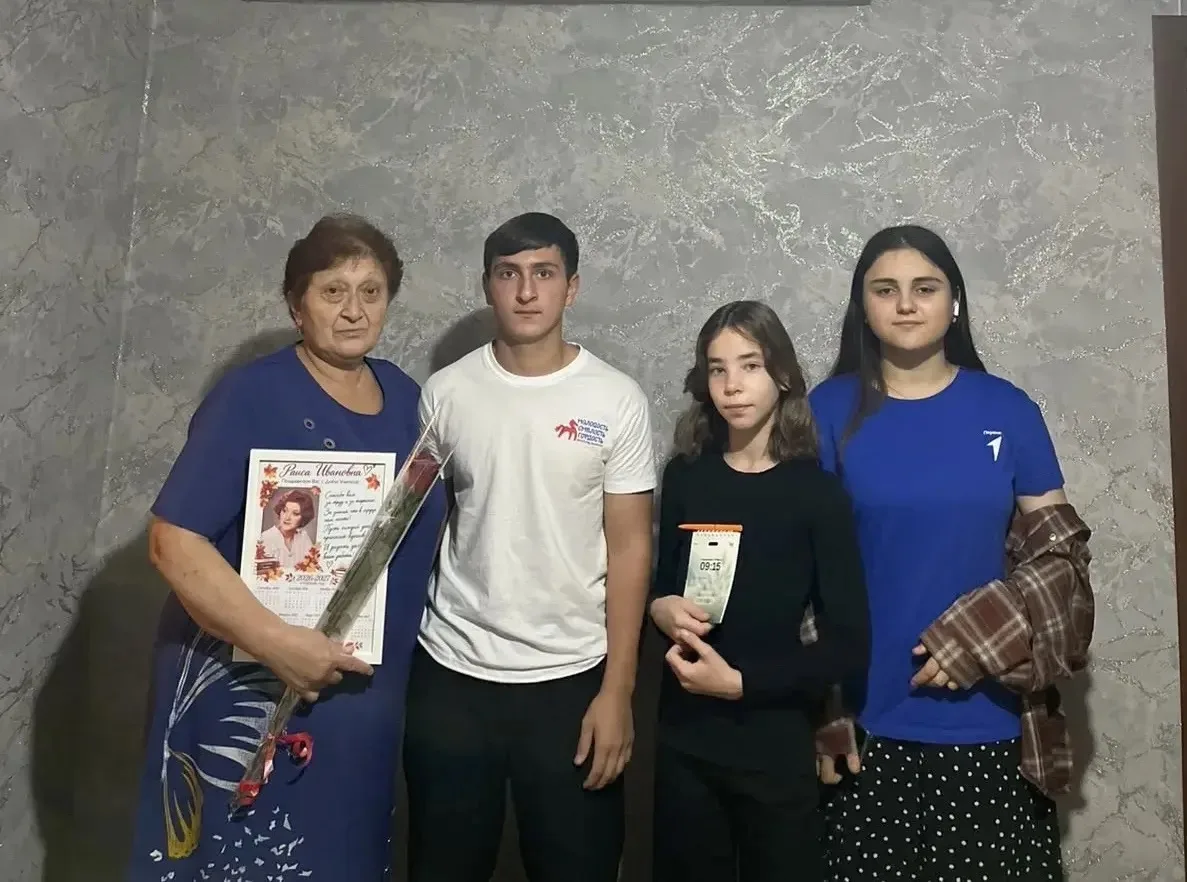 Сегодня наши волонтеры отправились в гости к замечательному человеку — Дзапаровой Раисе...