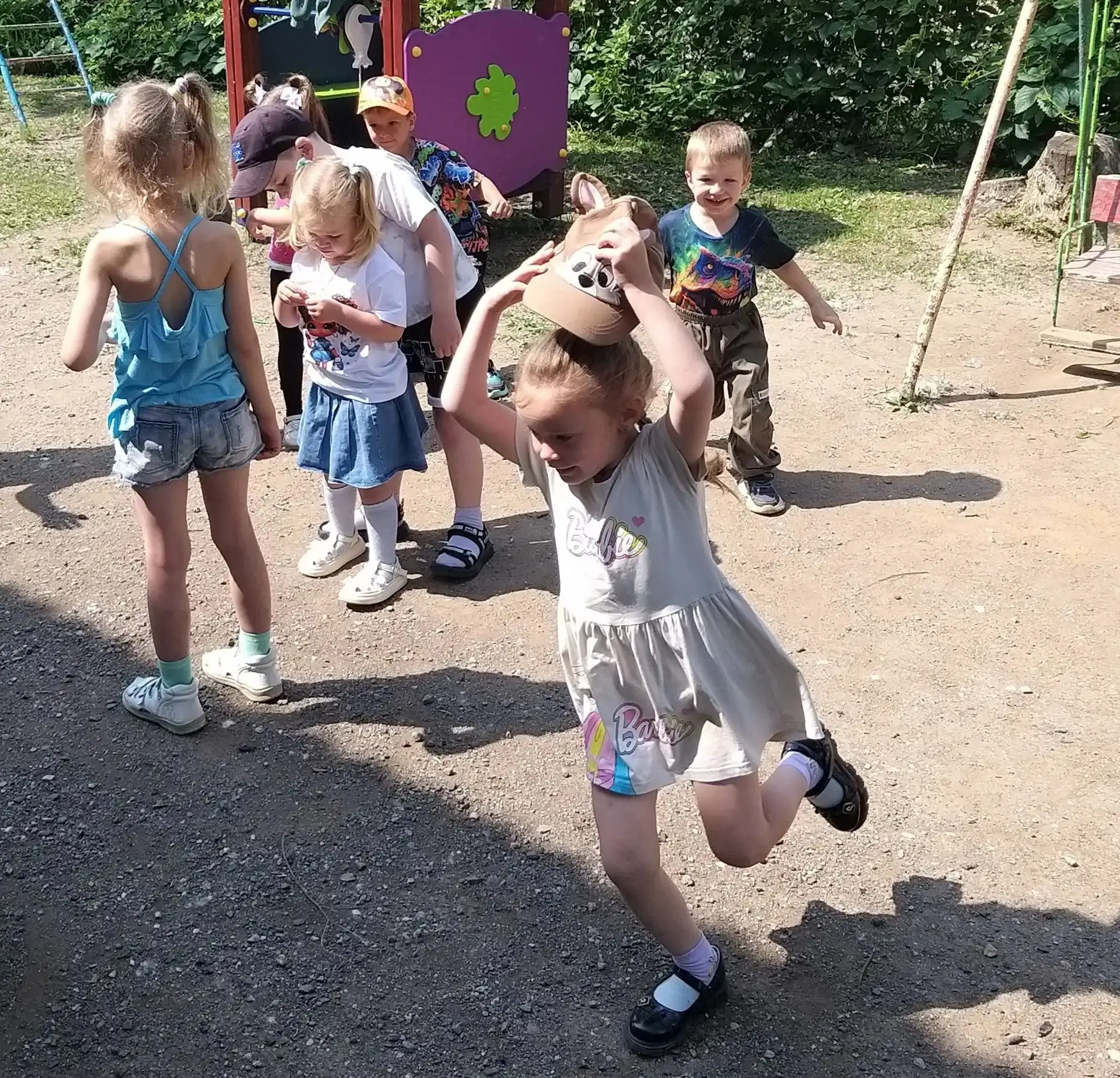 Сегодня на нашей прогулке было шумно и весело! Дети открыли для себя классическую игру «Третий-лишни