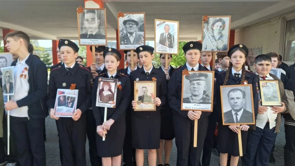 🎗️ День Победы в школе: торжественно, трогательно, памятно!  Торжественно вынесли  копию Знамени Поб