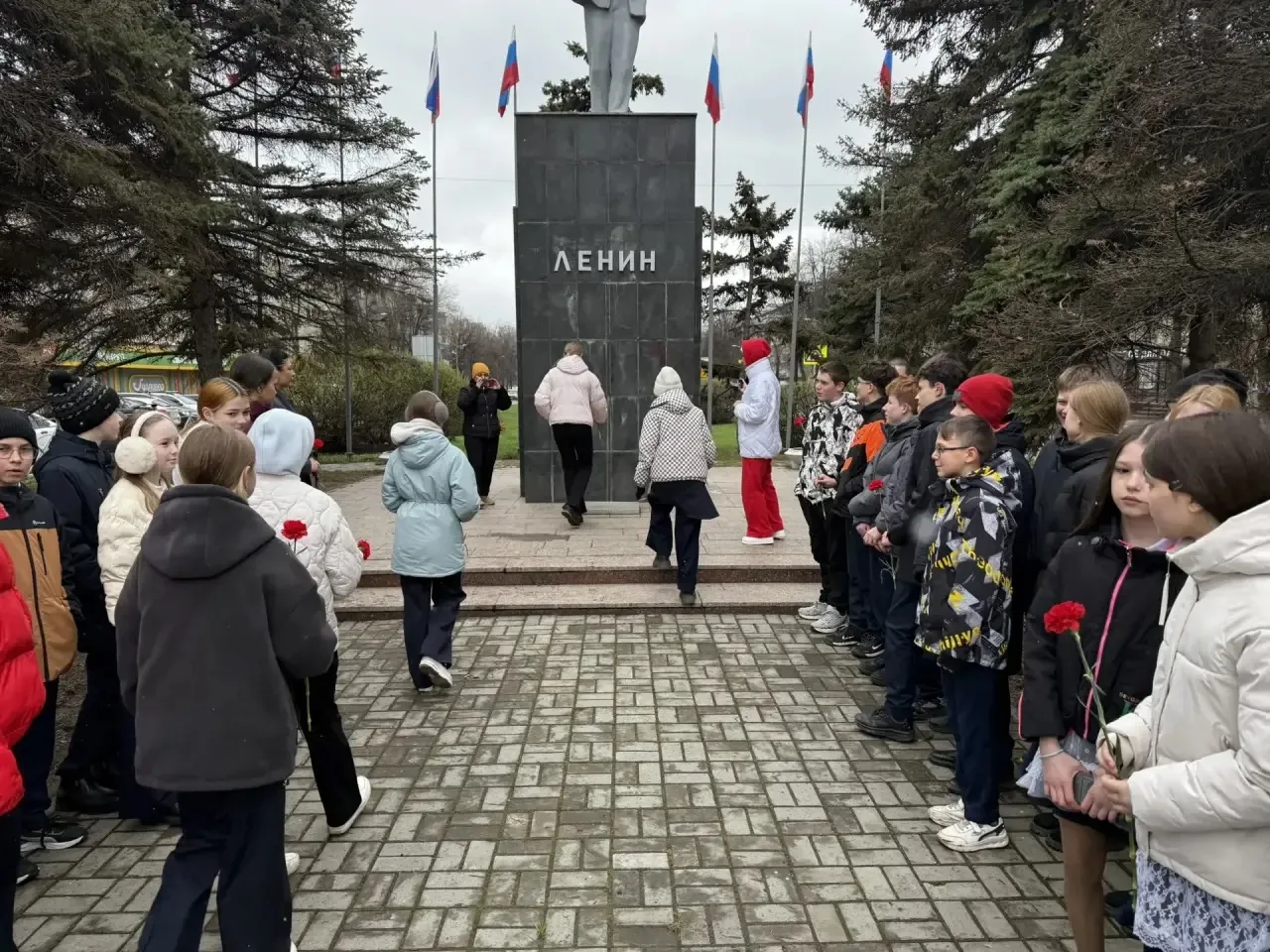 🗓 22 апреля — день рождения Владимира Ильича Ленина.  Сегодня у памятника лидеру большевиков собрали