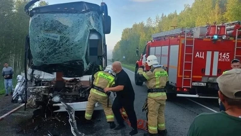 Автобус с вахтовиками, направлявшимися в Сургут, попал в серьезное ДТП в Тюменской области.

Сегодня