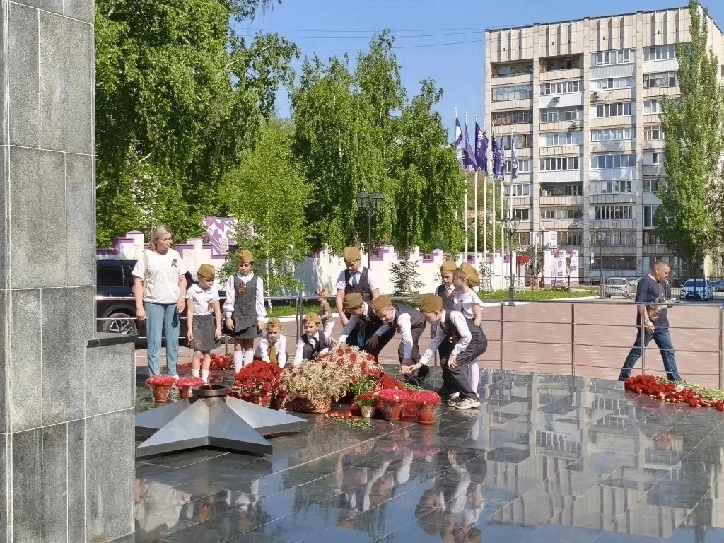 🕯️ К Вечному огню: память не гаснет  В преддверии 81-й годовщины Великой Победы, 8 мая, ученики 2В (