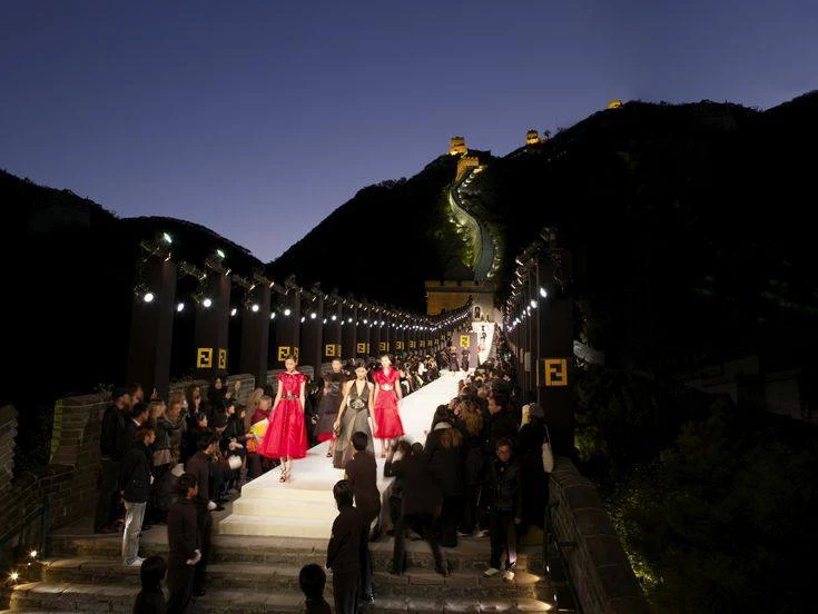 Fendi. Показ весенне-летней коллекции 2008 года

В 2007 году Fendi организовал первый в истории пока