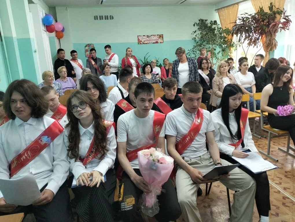 Сегодня прозвенел Последний школьный звонок для наших выпускников. Позади у ребят остались уроки, пе