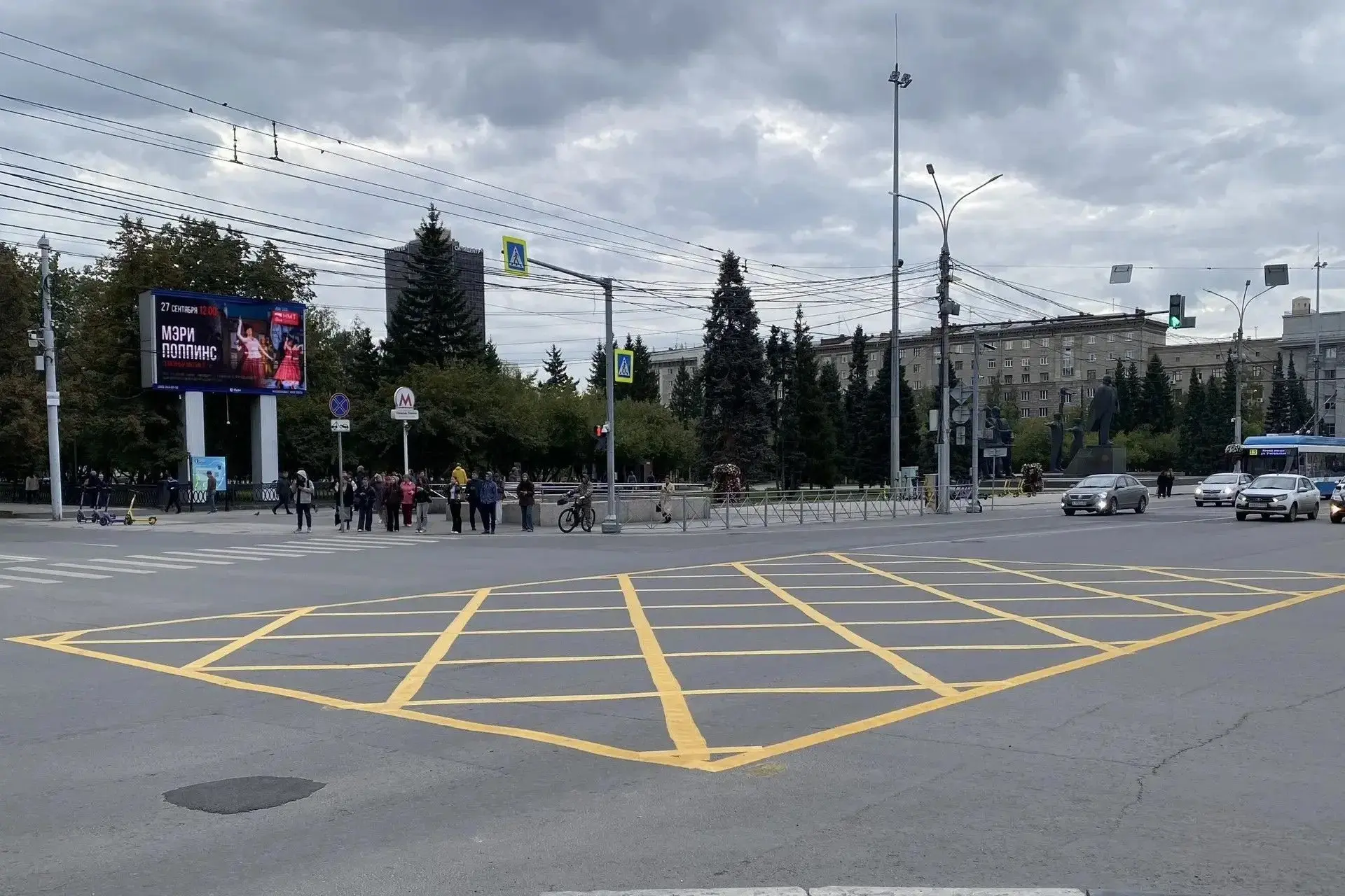 🚘 «Вафельную» разметку нанесли на перекрёстке Красного проспекта и Орджоникидзе