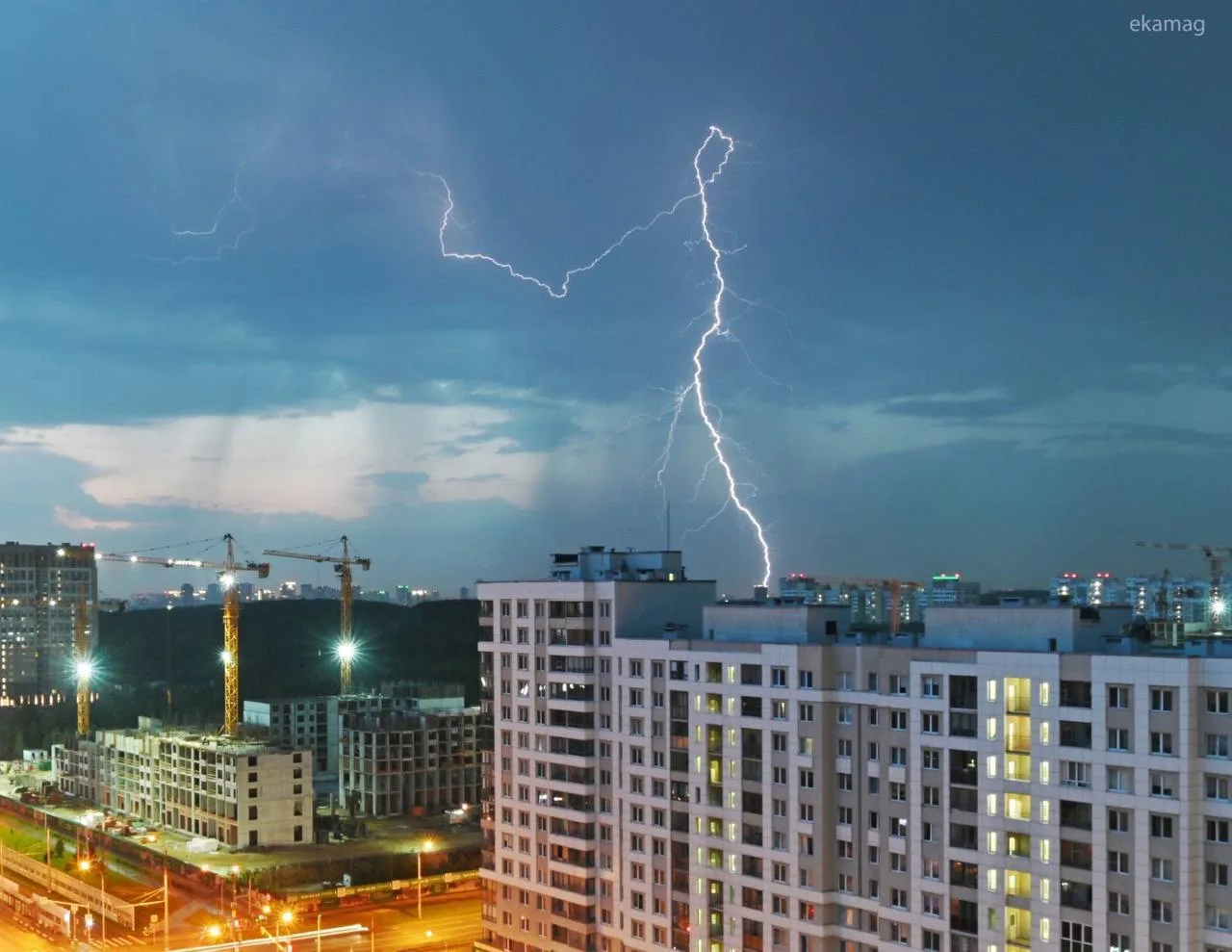 Эффектные кадры грозы сделал екатеринбургский фотограф Владимир Задумин.

Короче, впечатляет! ⚡️

Пр