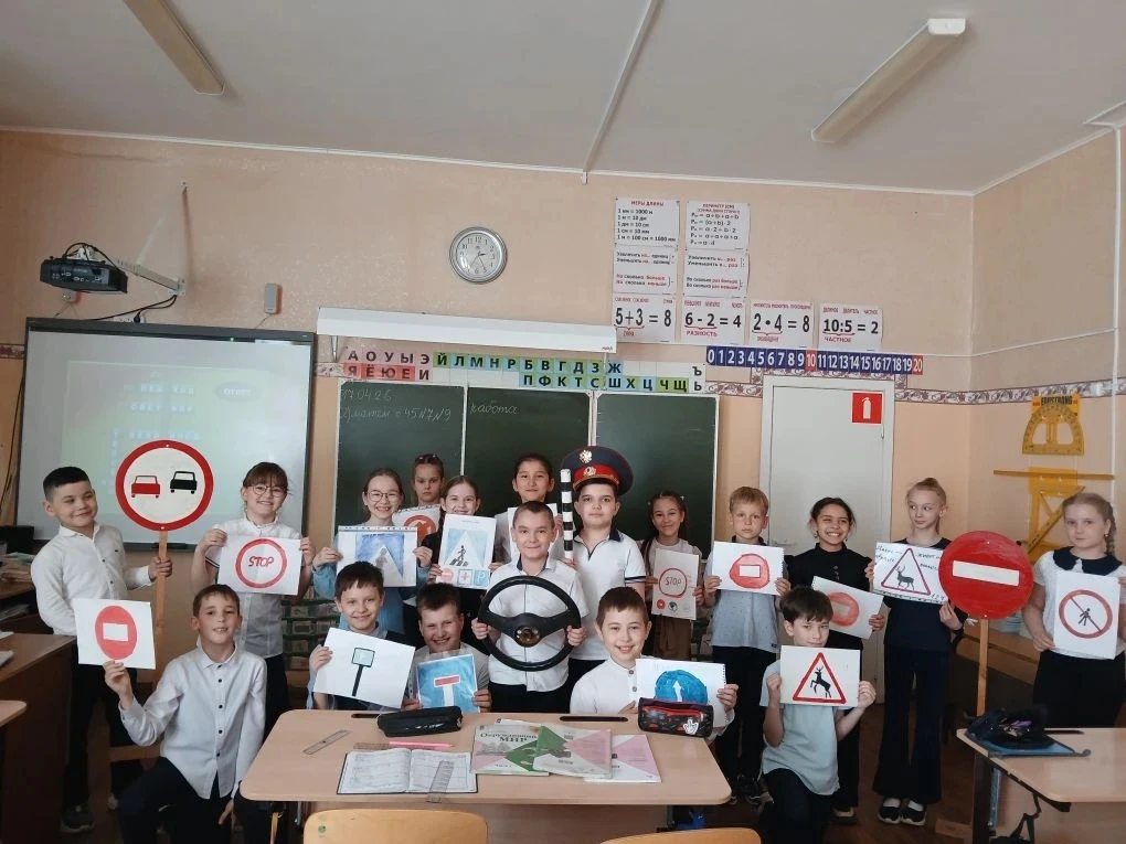 🚦🚶‍♀️ Безопасность на дорогах: наши третьеклассники повторяют ПДД! 🚶‍♂️🚦

🛻Для наших любознател