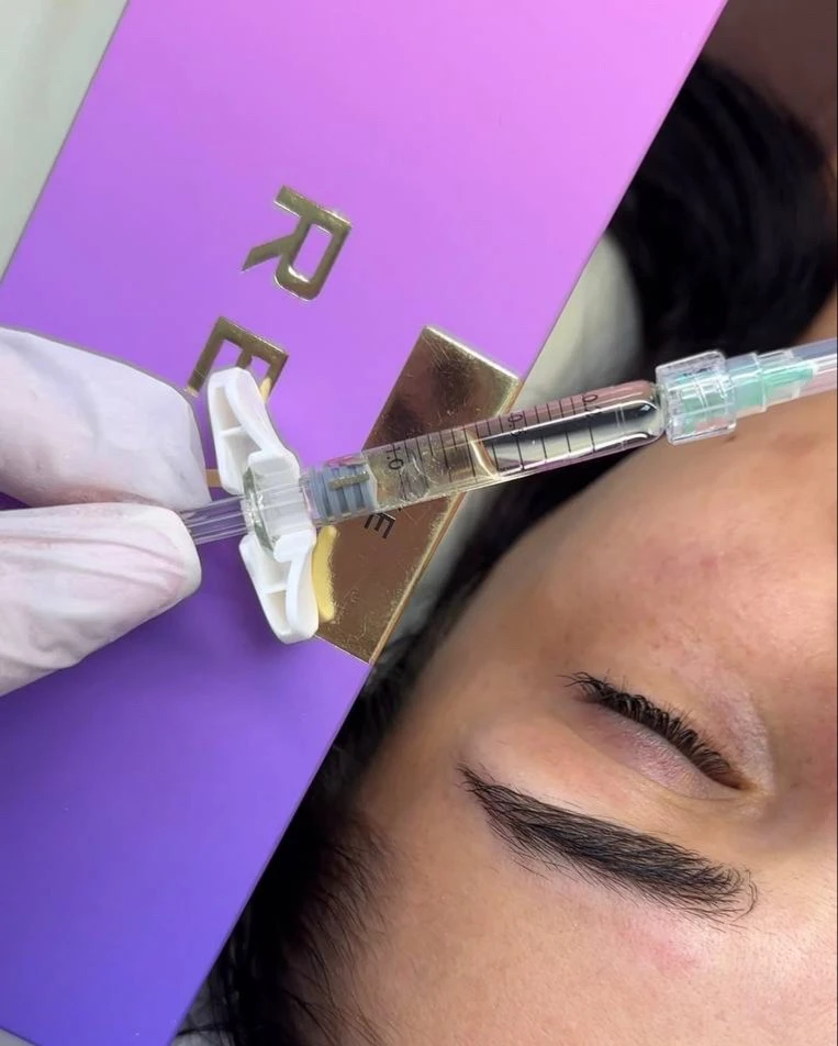 Почему специалисты выбирают Revi Eye для области вокруг глаз?