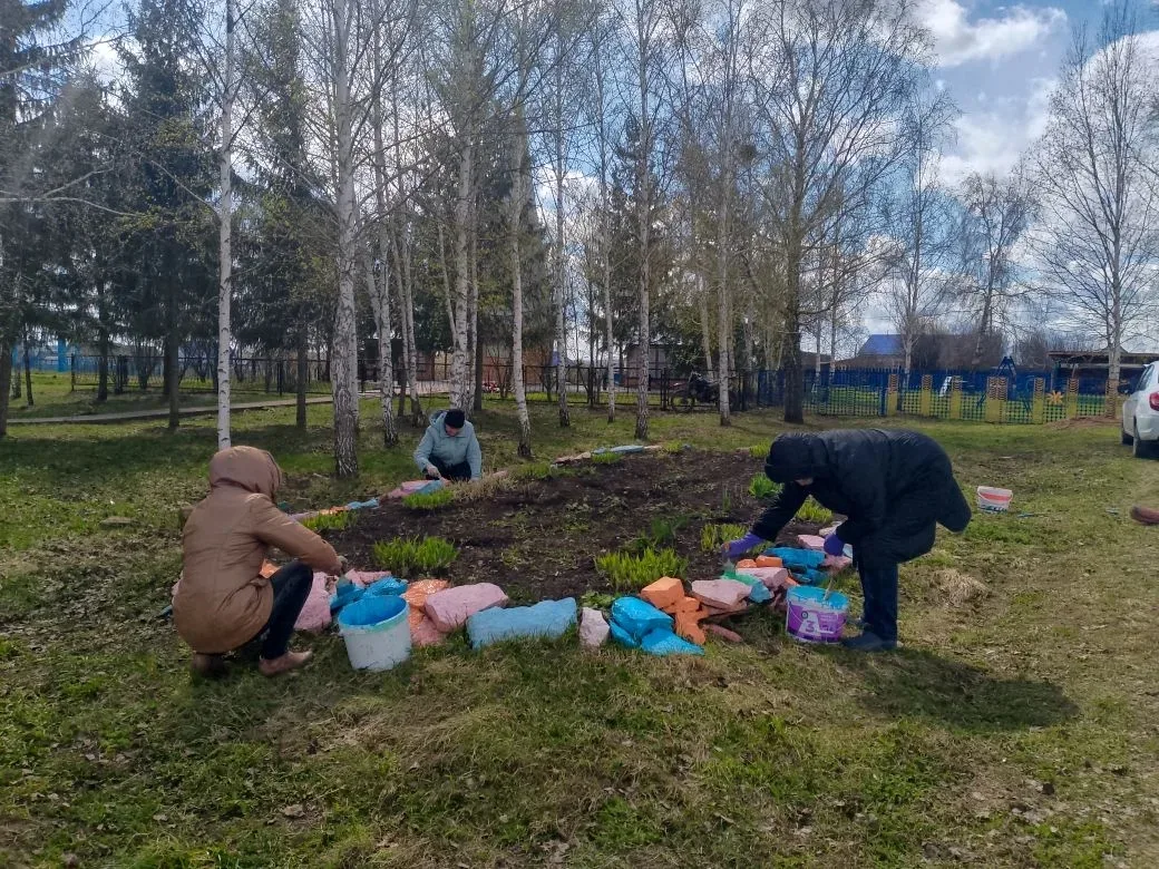 Продолжается субботник на территории детского сада
#Субботник 🧹