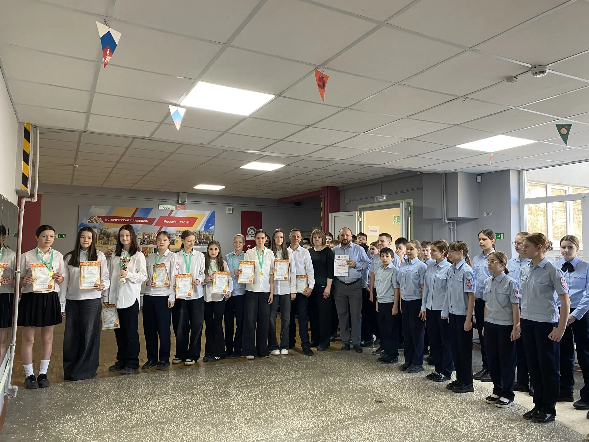🏫Последняя учебная неделя в третьей четверти началась с поздравлений!   🏐🏃‍♀️23 марта состоялась цер