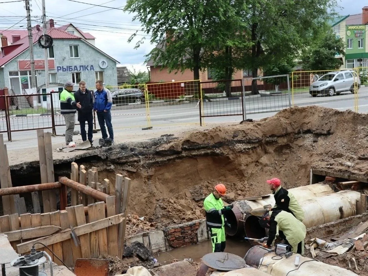 На замечания горожан по поводу открытых траншей и работ на коллекторе на улице Юнг Севе...