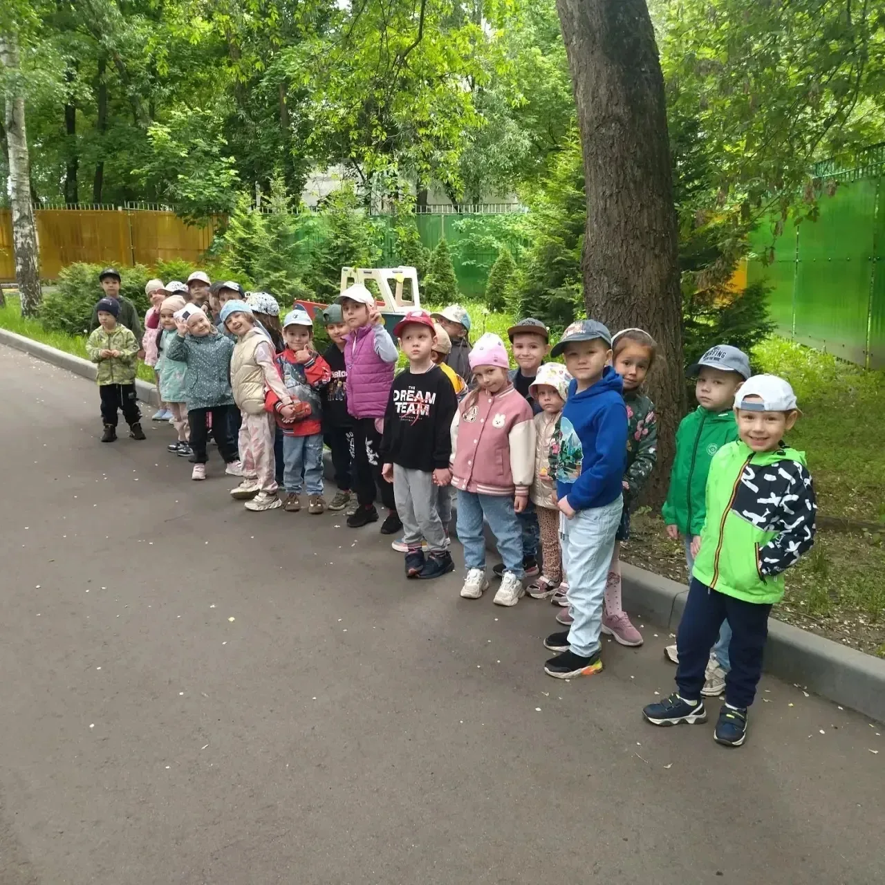 Путешествие в мир цветов! 🌻

На прогулке мы провели полезную экскурсию! Рассматривали распустившиес
