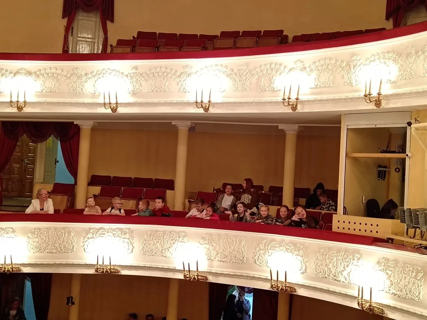 🎭 Культурный поход: лагерь — в театр!