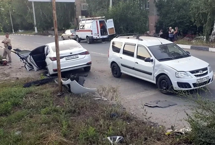 В больнице после жесткого ДТП в Вольске скончался пассажир Lexus