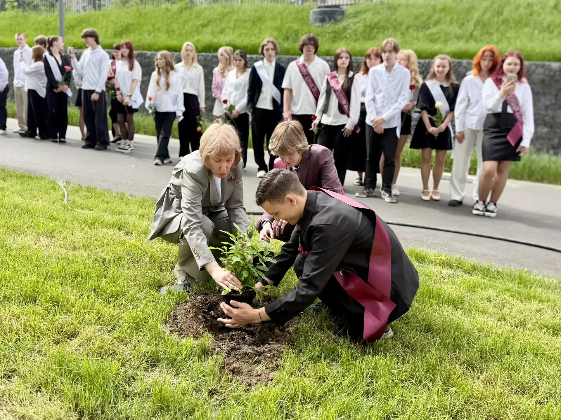 СИРЕНЬ ПАМЯТИ  🌸 Дорогие наши выпускники, родители и учителя!  ✨ Вот уже звенят последние звонки, а 