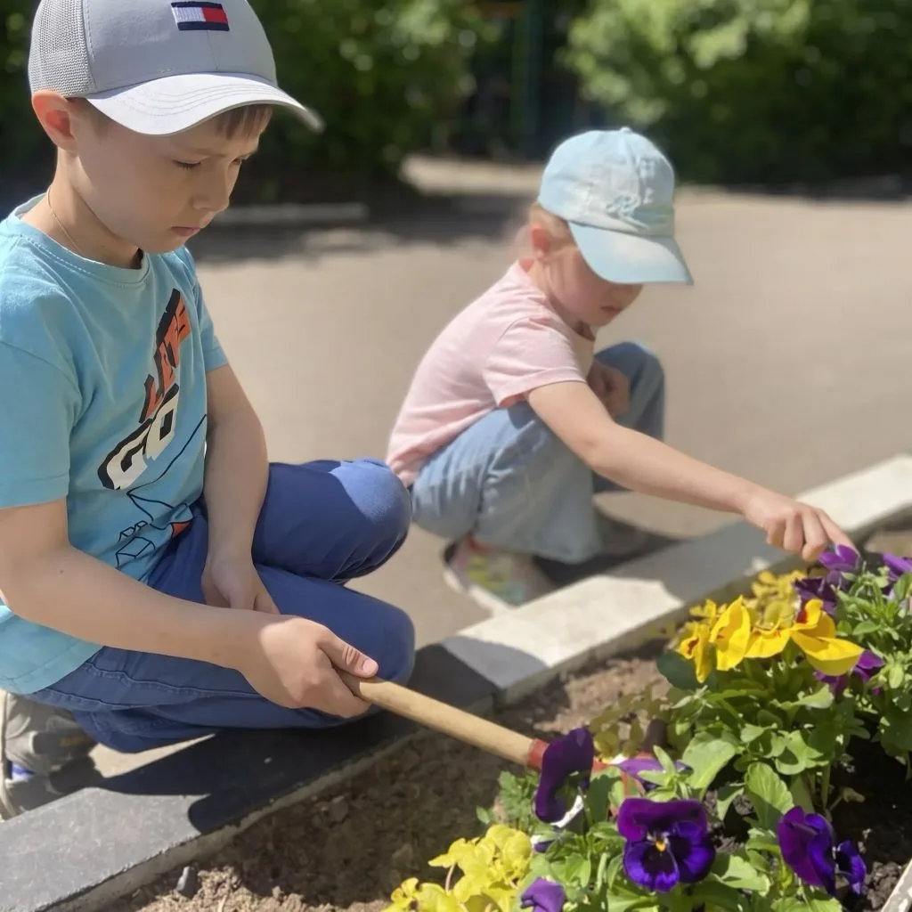 🌞 Наше лето играет яркими красками, а клумбы детского сада цветут благодаря самым мале...