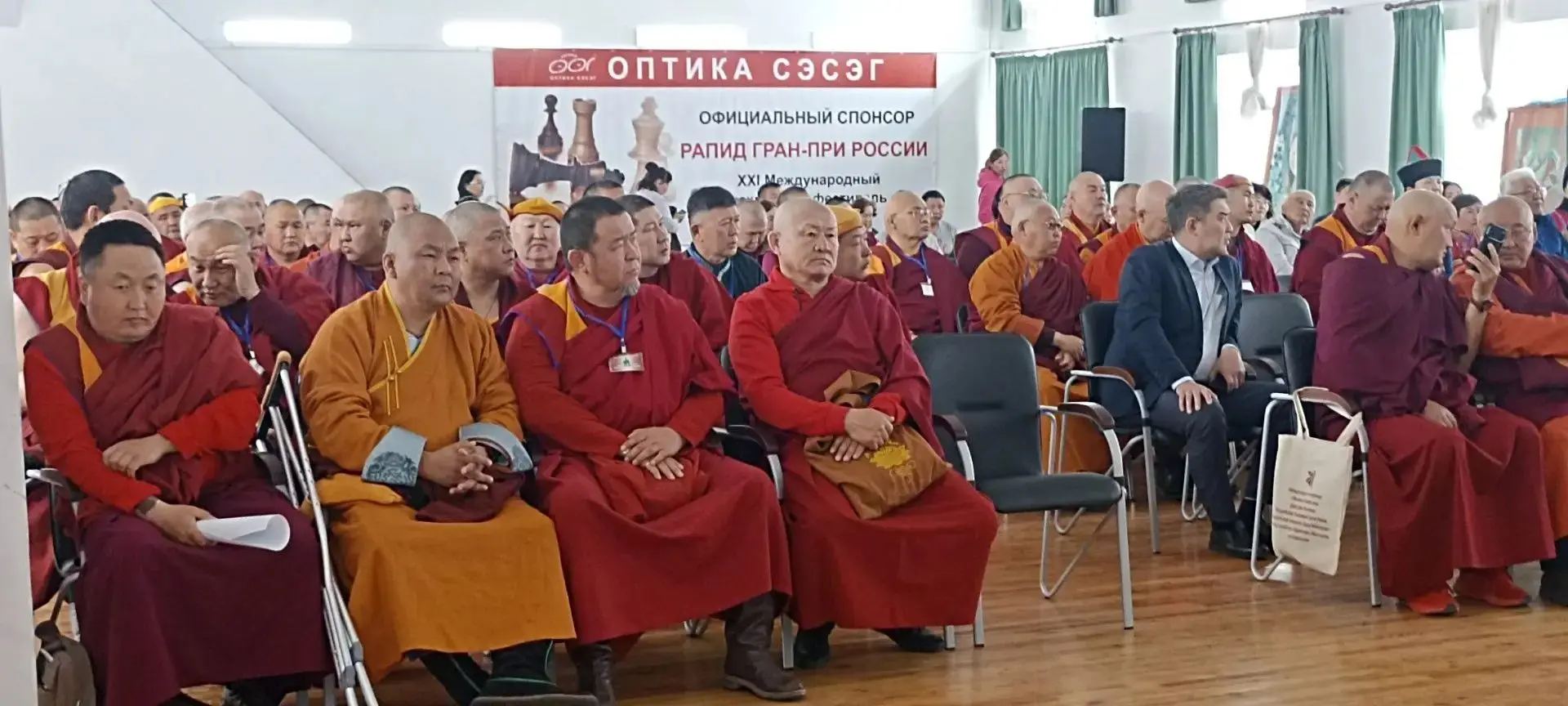 Илаһан тэмдэг.

Сэдэб: Д.Заяевай нэрэмжэтэ Буддын шажанай «Даши Чойнхорлин» Ехэ һургуулида «XII Хамб