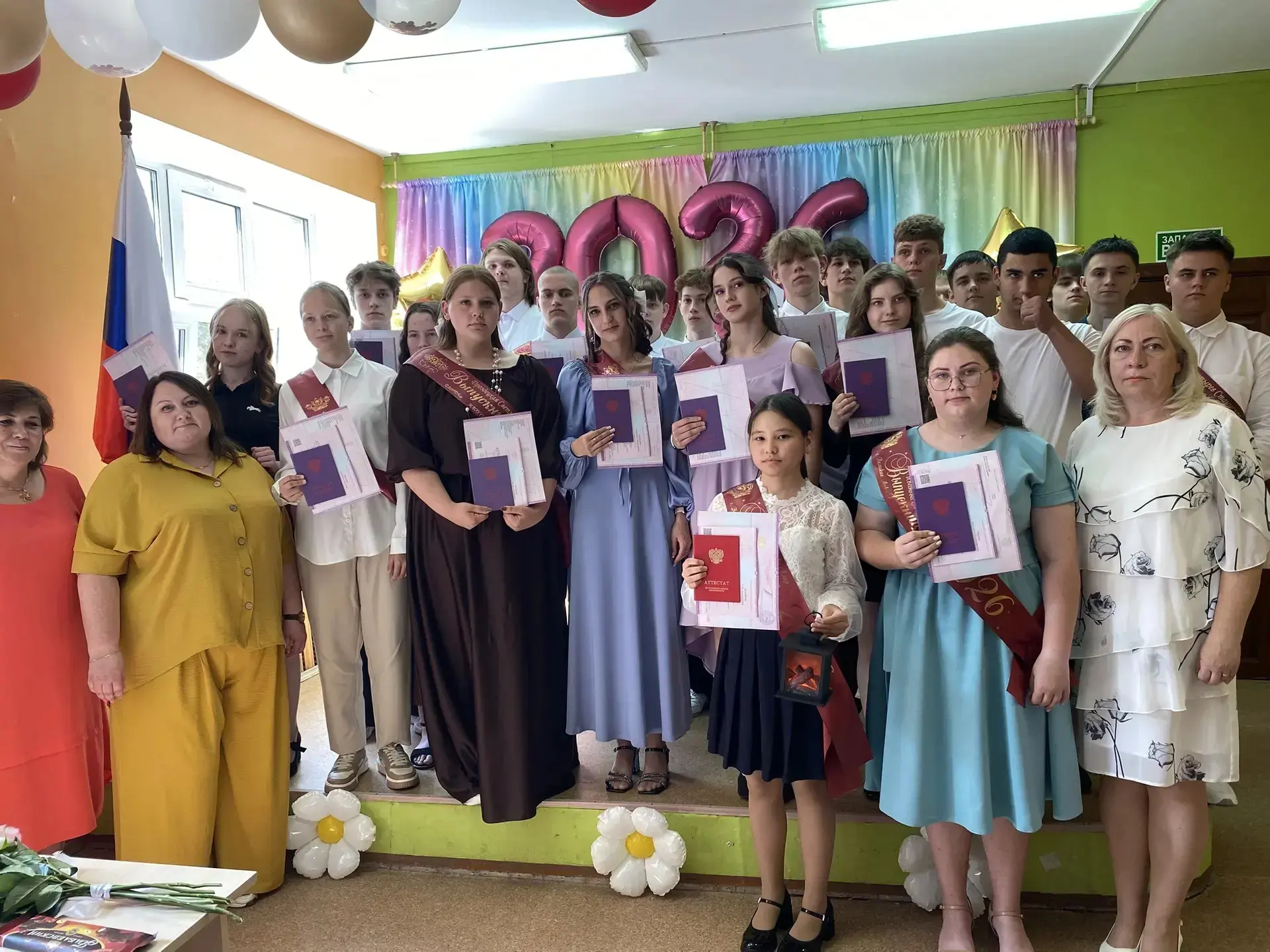 В школе состоялось торжественное вручение аттестатов выпускникам 9 класса!  За этими документами — д