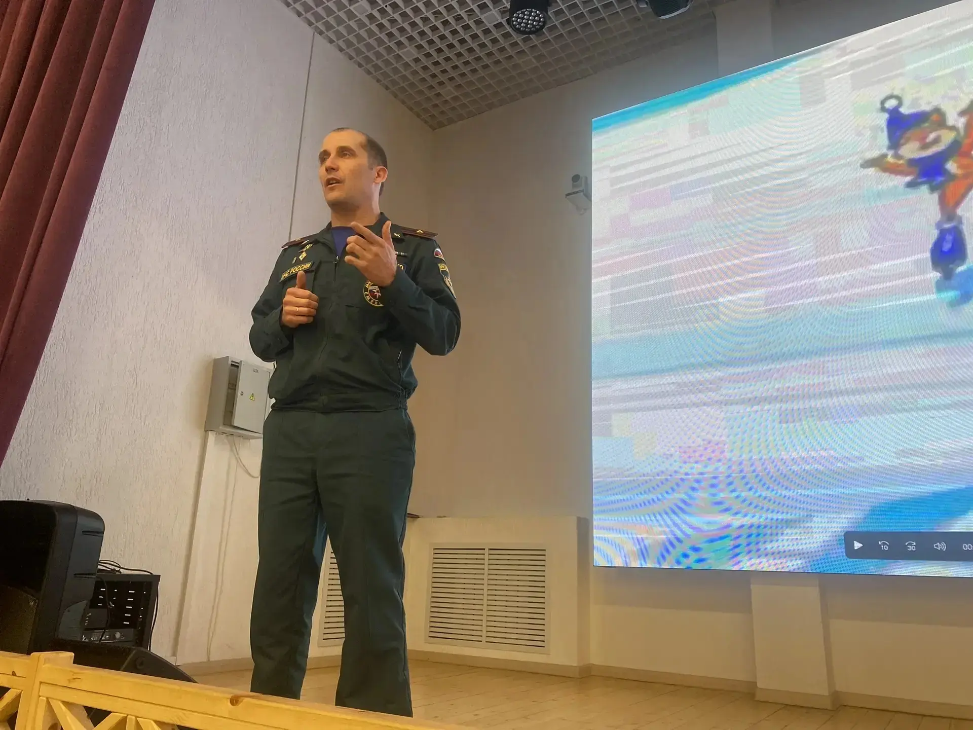 Сегодня, с профилактической беседой "Осторожно! Паводок!", школу посетил старший инспектор Данковско