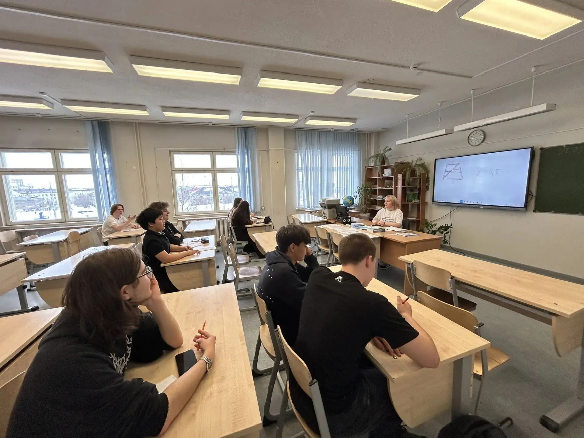 Весенние каникулы с пользой: девятиклассники готовятся к ОГЭ по математике и русскому языку 📚🎯  Весе