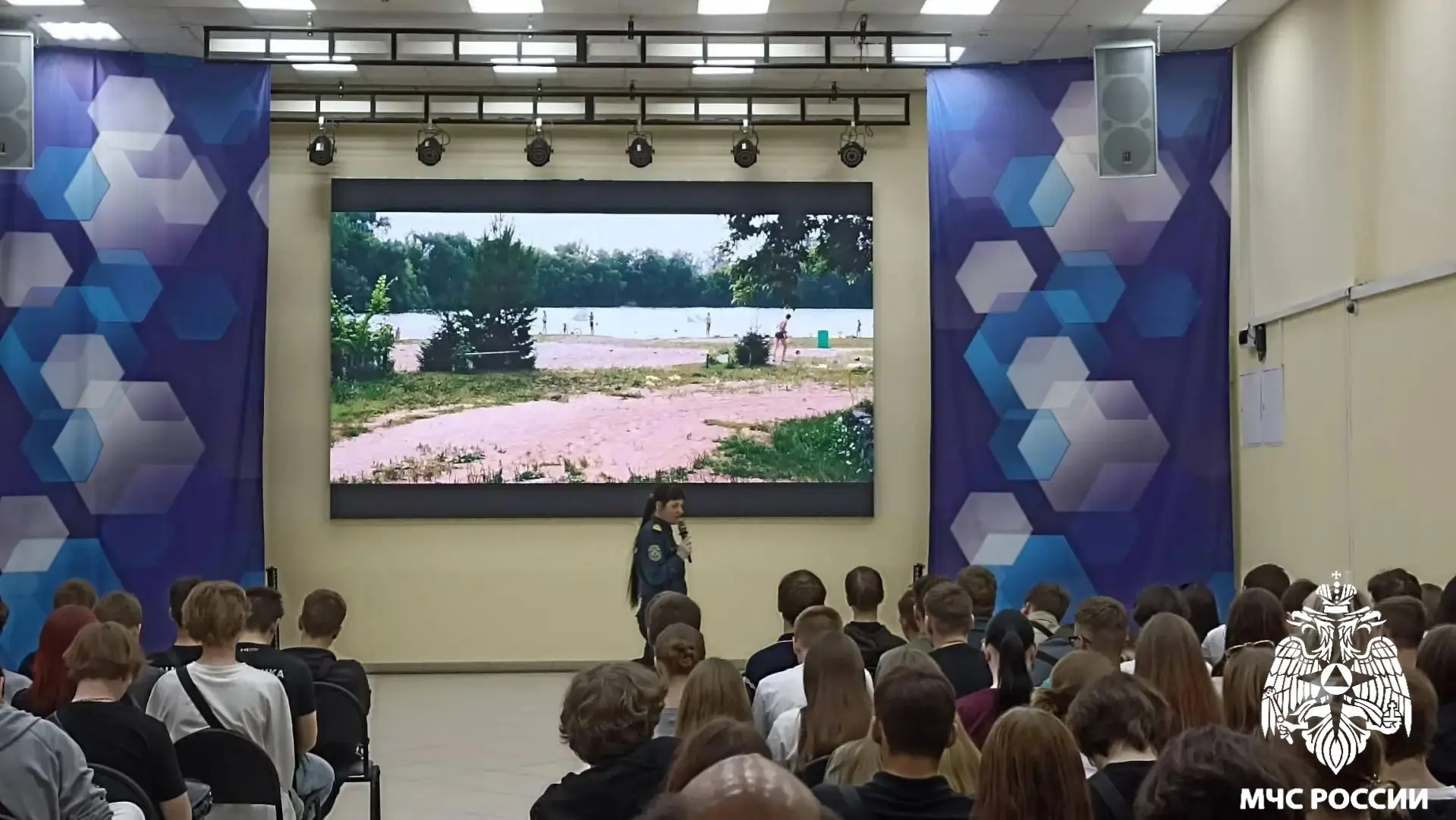 ⚓ Не расслабляться! 🛟

Во время летних каникул представитель Центра ГИМС Главного управления МЧС Ро