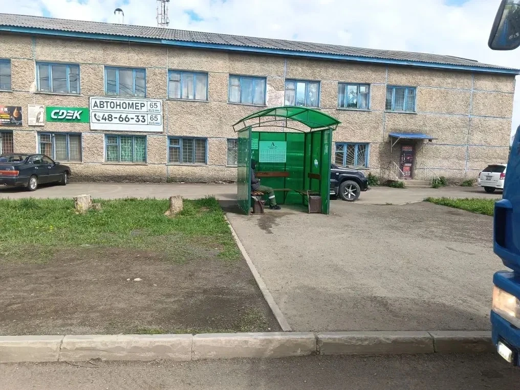 По обращениям из Тымовского: остановочный павильон у автовокзала приведён в порядок.