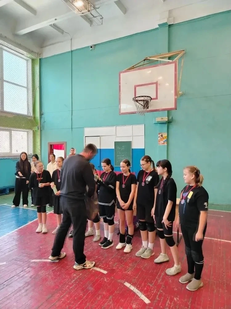 🤾‍♀️Турнир по волейболу   🏐14 марта в нашей школе прошел турнир по волейболу среди школ района приур