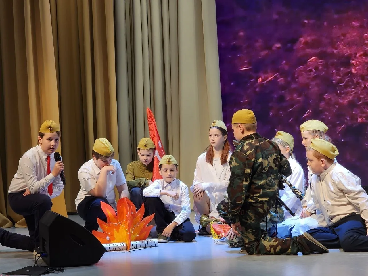 🕯️А в зале было тихо... Литературная гостиная «Дети и война: чтобы помнили»  Вечер 11 декабря был ос
