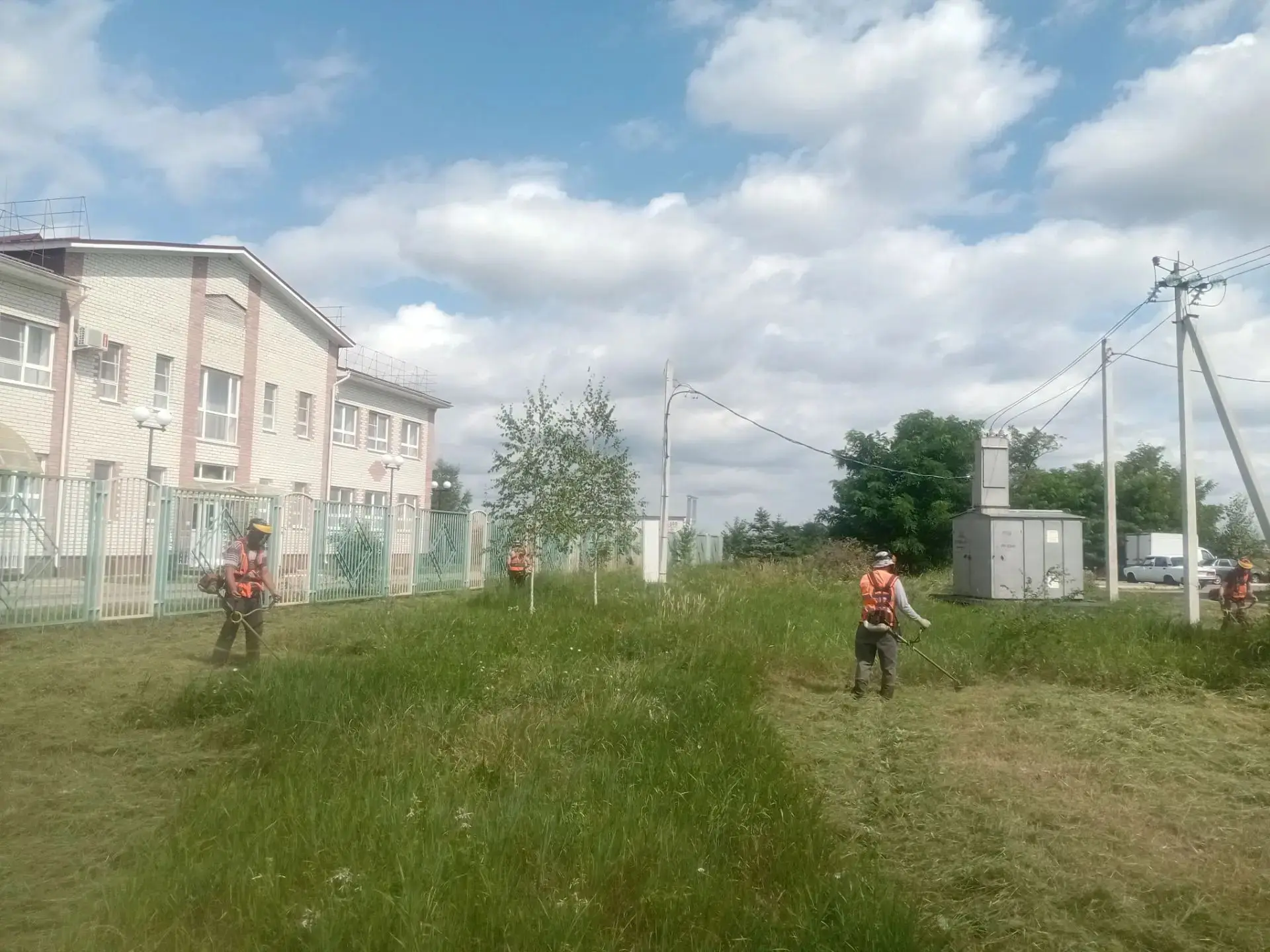 Скашивание сорной растительности по улице Степанова пгт Мостовского