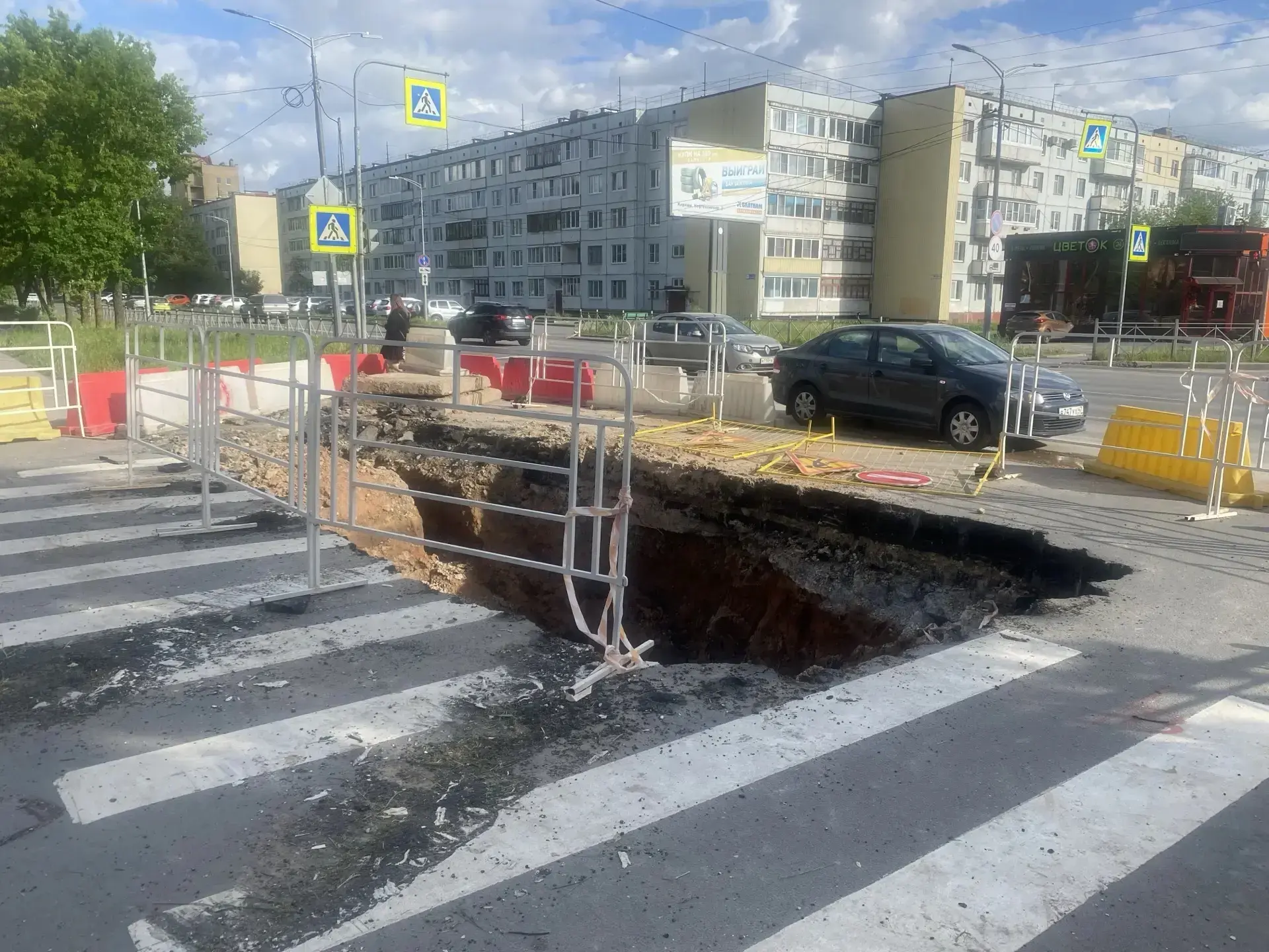 "С сегодняшнего дня началась активная работа по восстановлению провала на перекресте ул. Нефтехимико