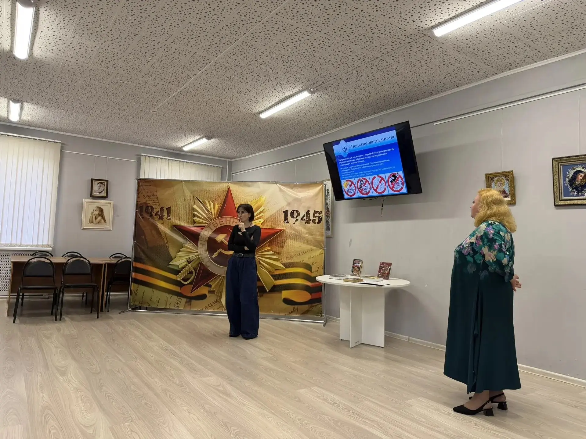 Сегодня в городской библиотеке состоялась профилактическая беседа для подростков и моло...