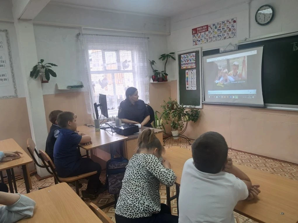 Сегодня в нашей школе состоялась важная встреча с инспектором ОДН ОМВД «Чунский» Басарг...